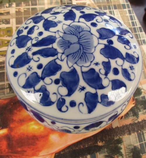 Blue and white porcelain bowl with lid