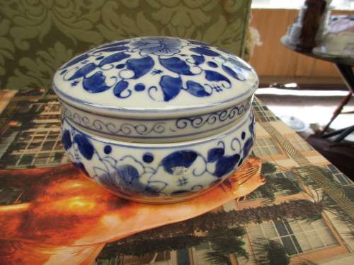 Blue and white porcelain bowl with lid