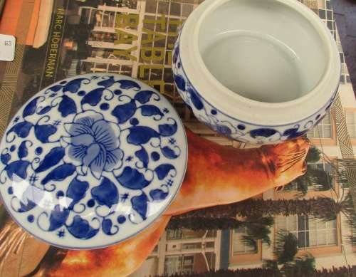 Blue and white porcelain bowl with lid
