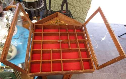 2 DOOR DISPLAY  BOX IN SHAPE OF A HOUSE
