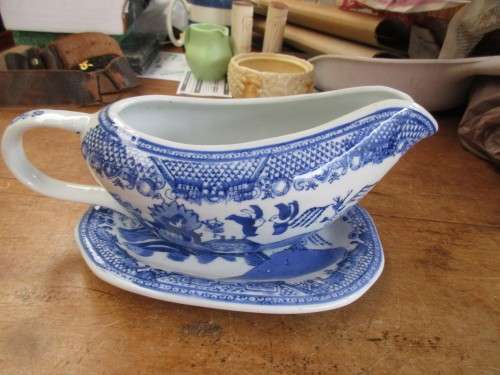 WILLOW PATTERN BLUE AND WHITE GRAVY BOAT AND STAND