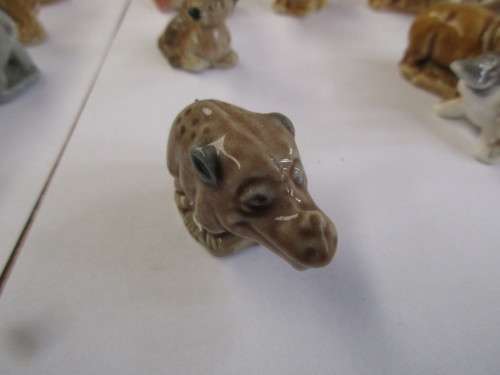 9 MINIATURE WADE FIGURINES