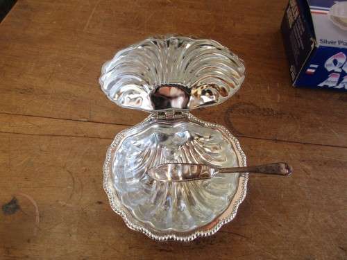 SILVER PLATE SHELL BUTTER DISH WITH KNIFE AND ORIGINAL BOX