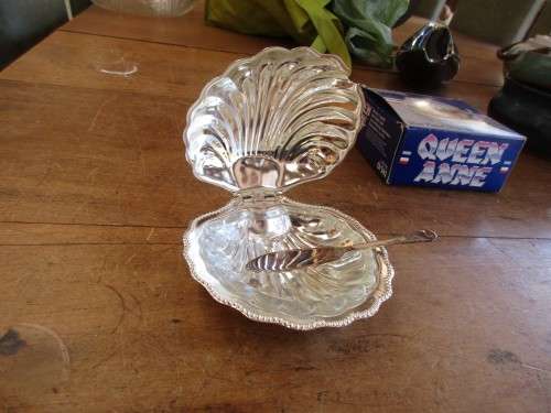 SILVER PLATE SHELL BUTTER DISH WITH KNIFE AND ORIGINAL BOX