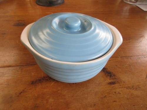 LOVELY BLUE TRATELLI CERAMIC CASSEROLE  DISH WITH LID