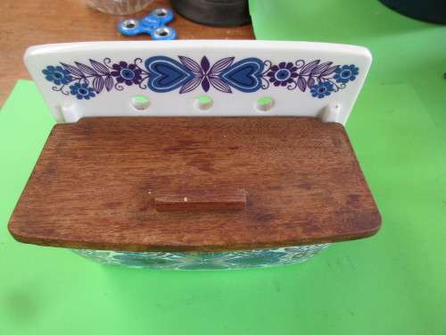 ARABIA OF FINLAND CERAMIC AND WOOD HOLDER