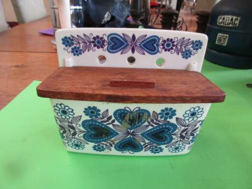 ARABIA OF FINLAND CERAMIC AND WOOD HOLDER