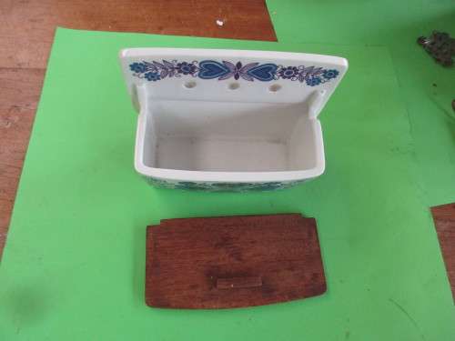ARABIA OF FINLAND CERAMIC AND WOOD HOLDER