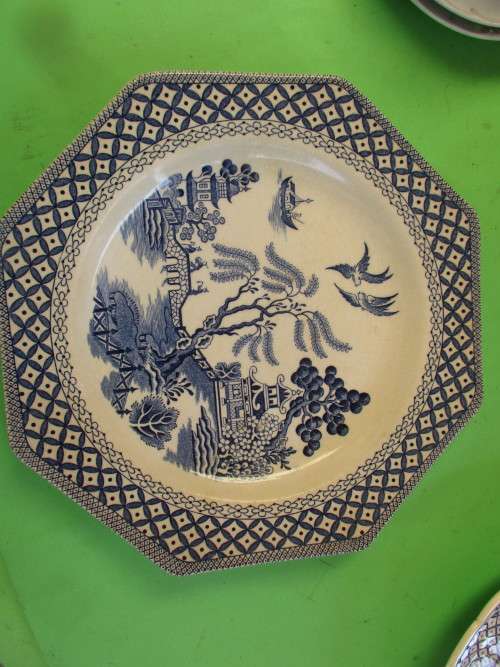 J&G MEAKIN WILLOW BLUE AND WHITE PLATE