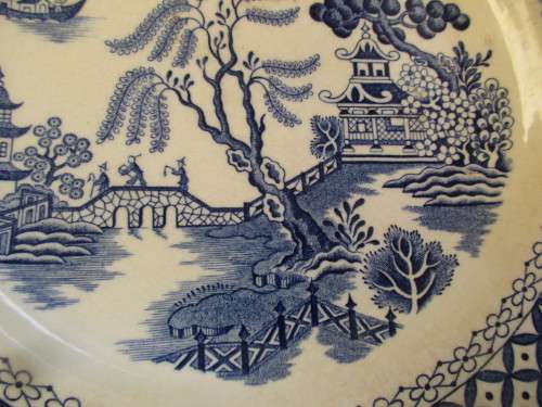 J&G MEAKIN WILLOW BLUE AND WHITE PLATE