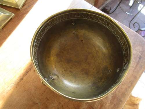 OLD ENGLISH BRASS BOWL ON 3 FEET