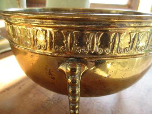 OLD ENGLISH BRASS BOWL ON 3 FEET