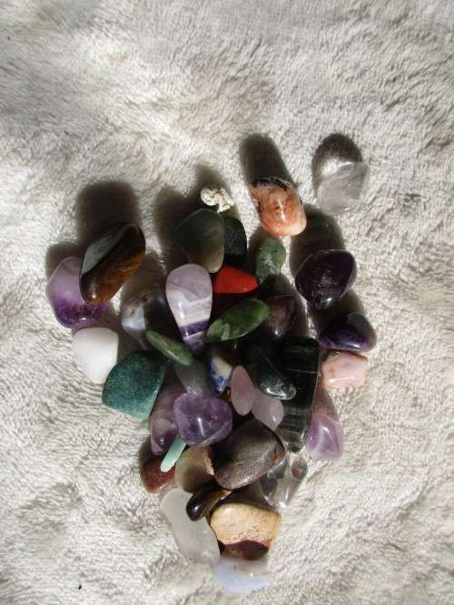 1 BEAUTIFUL STONE EGG, 3 SMALLER STONES AND  LOTS OF POLISHED SMALL STONES IDEAL FOR JEWELLERY