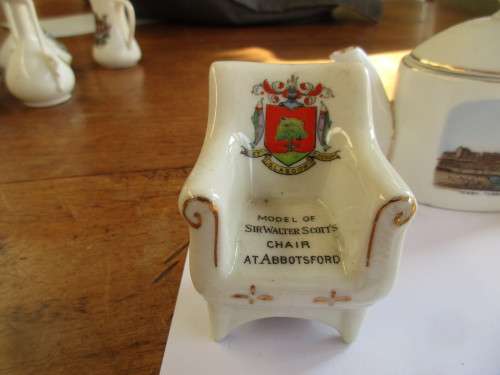 COLLECTION 4 MINIATURE CHINA ITEMS