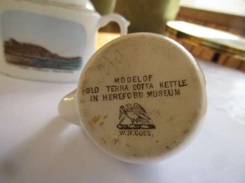 COLLECTION 4 MINIATURE CHINA ITEMS