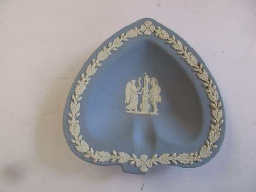BEAUTIFUL TWO WEDGWOOD ITEMS A  HEART SHAPED ASH BOWL AND A NUT DISH DEPICTING THE PORTLAND VASE