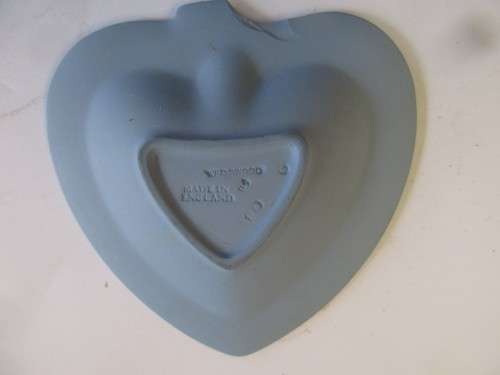 BEAUTIFUL TWO WEDGWOOD ITEMS A  HEART SHAPED ASH BOWL AND A NUT DISH DEPICTING THE PORTLAND VASE