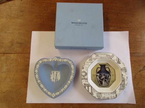 BEAUTIFUL TWO WEDGWOOD ITEMS A  HEART SHAPED ASH BOWL AND A NUT DISH DEPICTING THE PORTLAND VASE