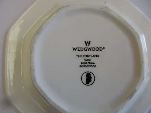BEAUTIFUL TWO WEDGWOOD ITEMS A  HEART SHAPED ASH BOWL AND A NUT DISH DEPICTING THE PORTLAND VASE