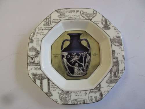 BEAUTIFUL TWO WEDGWOOD ITEMS A  HEART SHAPED ASH BOWL AND A NUT DISH DEPICTING THE PORTLAND VASE