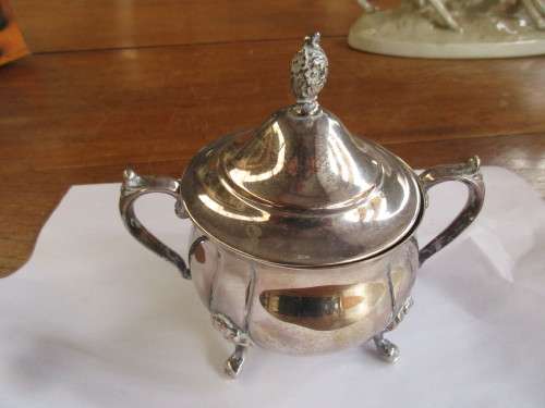 BEAUTIFUL SILVER PLATE  CREAMER AND SUGAR BOWL
