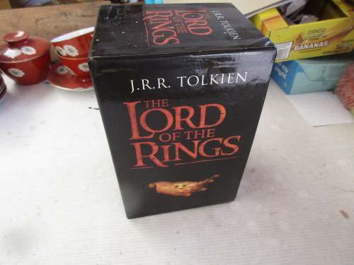 J R TOLKIEN 7 BOOK SET IN SLIP CASE LORD OF THE RINGS 2001