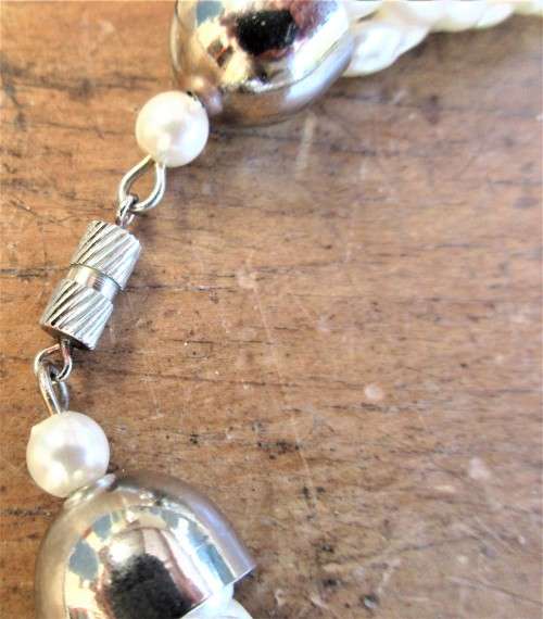 FAUX SEED PEARL  STRING OF BEADS LENGTH WHEN CLOSED 233 MM