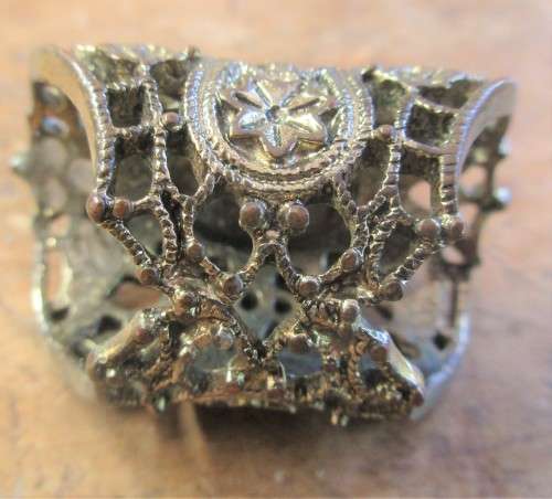BEAUTIFUL TIGERS EYE  AND BRASS COLOURED  METAL RING