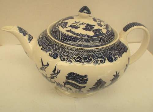 BEAUTIFUL ENGLISH BLUE AND WHITE WILLOW PATTERN TEAPOT