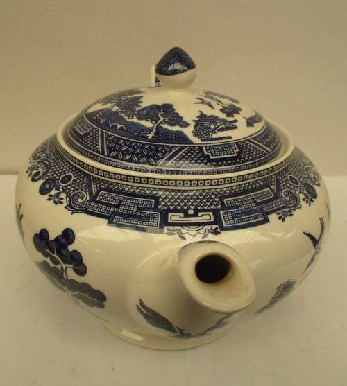 BEAUTIFUL ENGLISH BLUE AND WHITE WILLOW PATTERN TEAPOT