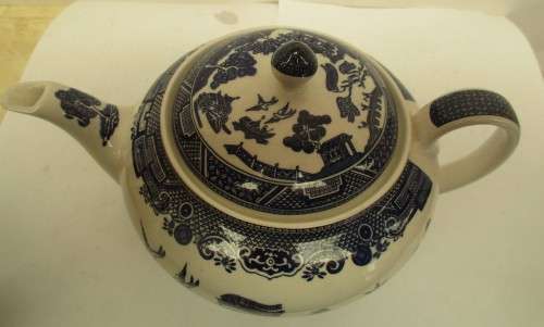 BEAUTIFUL ENGLISH BLUE AND WHITE WILLOW PATTERN TEAPOT