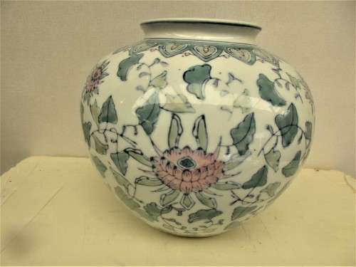 BEAUTIFUL CHINESE ZHONGGUO JINGDEZHEN  VASE C 1960 HANDPAINTED.