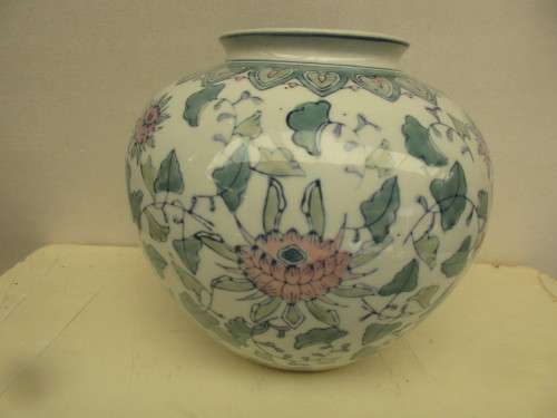 BEAUTIFUL CHINESE ZHONGGUO JINGDEZHEN  VASE C 1960 HANDPAINTED.