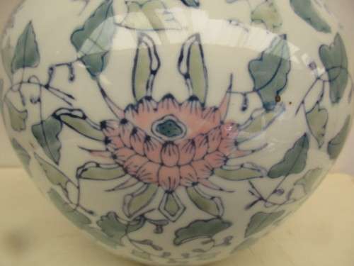 BEAUTIFUL CHINESE ZHONGGUO JINGDEZHEN  VASE C 1960 HANDPAINTED.