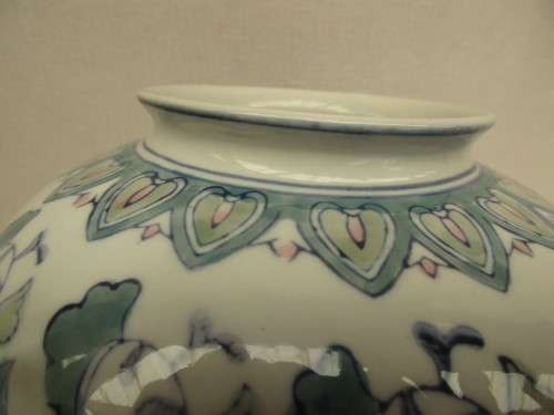 BEAUTIFUL CHINESE ZHONGGUO JINGDEZHEN  VASE C 1960 HANDPAINTED.