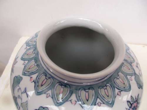 BEAUTIFUL CHINESE ZHONGGUO JINGDEZHEN  VASE C 1960 HANDPAINTED.