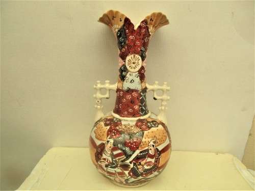 ABSOLUTELY BEAUTIFUL JAPANESE  HANDPAINTED ENAMEL  UNDERGLAZE MORIAGE  TWIN HANDLED VASEc 1950