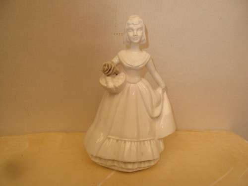VINTAGE PORTUGUESE FAIART PORCELAIN GIRL