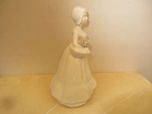 VINTAGE PORTUGUESE FAIART PORCELAIN GIRL