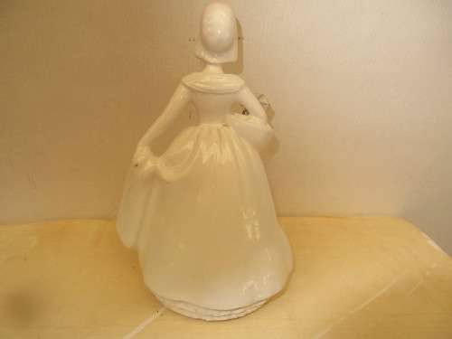 VINTAGE PORTUGUESE FAIART PORCELAIN GIRL