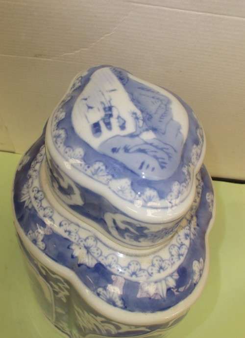 BEAUTIFUL MING BLUE AND WHITE CHINESE TEA CADDY WITH LANDSCAPE AND FLOWERS  HANDPAINTED UNDERGLAZE.