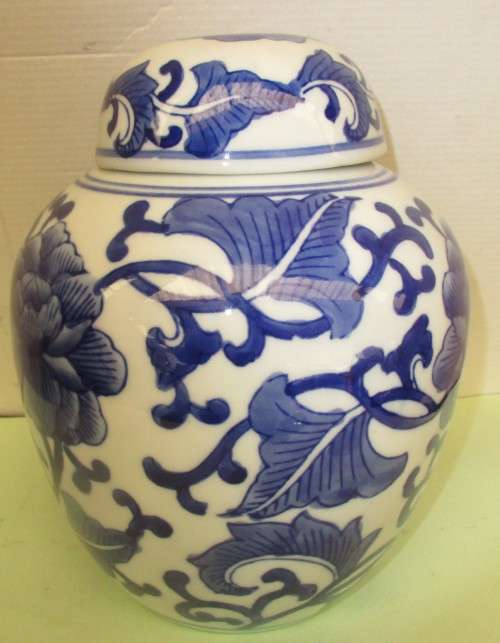 BEAUTIFUL CHINESE MING BLUE AND WHITE  LIDDED  GINGER JAR FLOWERS HANDPAINTED UNDERGLAZE