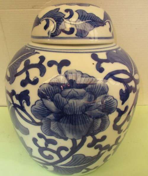 BEAUTIFUL CHINESE MING BLUE AND WHITE  LIDDED  GINGER JAR FLOWERS HANDPAINTED UNDERGLAZE
