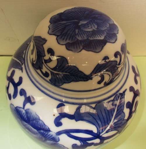 BEAUTIFUL CHINESE MING BLUE AND WHITE  LIDDED  GINGER JAR FLOWERS HANDPAINTED UNDERGLAZE