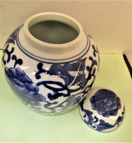 BEAUTIFUL CHINESE MING BLUE AND WHITE  LIDDED  GINGER JAR FLOWERS HANDPAINTED UNDERGLAZE