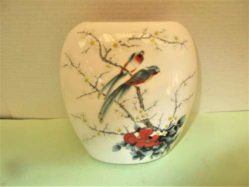 BEAUTIFUL JAY CHINA SPILL VASE  1980`S
