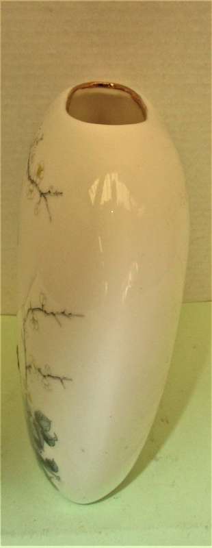 BEAUTIFUL JAY CHINA SPILL VASE  1980`S