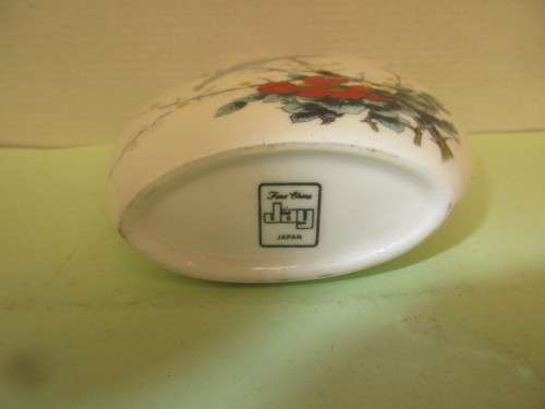 BEAUTIFUL JAY CHINA SPILL VASE  1980`S