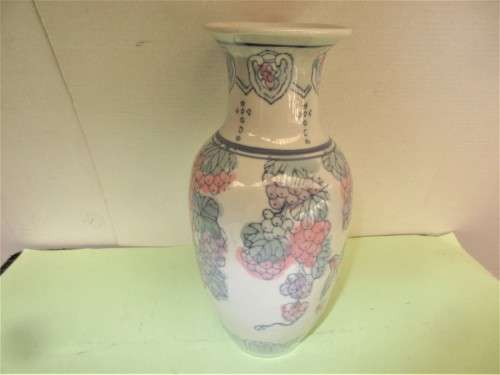 BEAUTIFUL CHINESE VASE c 1980`s HANDPAINTED
