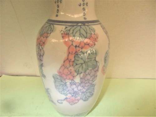 BEAUTIFUL CHINESE VASE c 1980`s HANDPAINTED